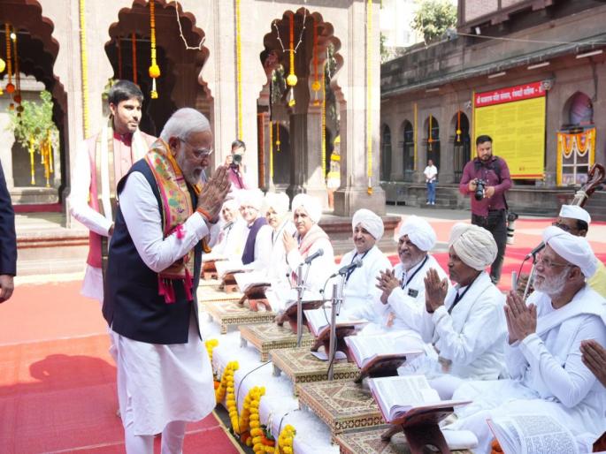 Engrossed in Prime Minister Narendra Modi Bhajan with descendants of saints at Kalaram Temple, Bhavartha Ramayana recitation by Varkari sect chiefs at Ram Temple | काळाराम मंदिरात संतांच्या वंशजांसह पंतप्रधान भजनात तल्लीन, वारकरी संप्रदायाच्या प्रमुखांकडून राम मंदिरात भावार्थ रामायणाचा पाठ Engrossed in Prime Minister Narendra Modi Bhajan with descendants of saints at Kalaram Temple, Bhavartha Ramayana recitation by Varkari sect chiefs at Ram Temple | काळाराम मंदिरात संतांच्या वंशजांसह पंतप्रधान भजनात तल्लीन, वारकरी संप्रदायाच्या प्रमुखांकडून राम मंदिरात भावार्थ रामायणाचा पाठ