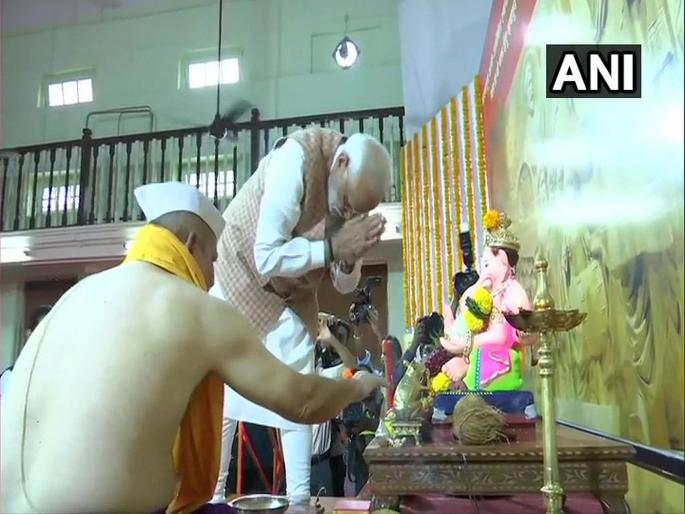 Prime Minister Narendra Modi offers prayers at Lokmanya Seva Sangh Tilak Mandir in Vile Parle | Video - पंतप्रधान मोदींनी घेतलं पार्ल्यातील लोकमान्य सेवा संघाच्या गणपतीचं दर्शन Prime Minister Narendra Modi offers prayers at Lokmanya Seva Sangh Tilak Mandir in Vile Parle | Video - पंतप्रधान मोदींनी घेतलं पार्ल्यातील लोकमान्य सेवा संघाच्या गणपतीचं दर्शन