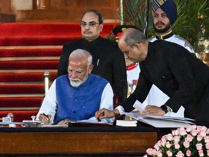Narendra Modi equaled Nehru, made history by taking oath as Prime Minister for the third time in a row | नरेंद्र मोदी यांनी केली नेहरूंची बरोबरी, सलग तिसऱ्यांदा पंतप्रधानपदाची शपथ घेऊन घडविला इतिहास Narendra Modi equaled Nehru, made history by taking oath as Prime Minister for the third time in a row | नरेंद्र मोदी यांनी केली नेहरूंची बरोबरी, सलग तिसऱ्यांदा पंतप्रधानपदाची शपथ घेऊन घडविला इतिहास