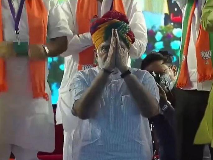 Same rule for Prime Minister, Narendra Modi apologized for reaching late in Rally | पंतप्रधानांनाही नियम सारखाच, नरेंद्र मोदींनी गुडघे टेकून मागितली माफी, नेमका काय प्रकार, जाणून घ्या