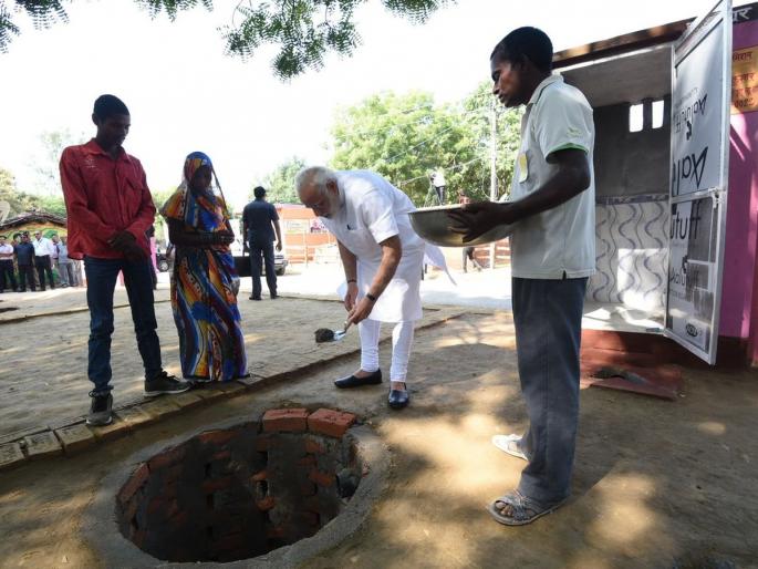 Bhumi Pujan was inaugurated by Prime Minister Modi for toilet, Bhita, Khadd Khas, built by himself | शौचालयासाठी पंतप्रधान मोदींनी स्वत: रचल्या विटा, खड्डा खोदून केलं भूमिपूजन Bhumi Pujan was inaugurated by Prime Minister Modi for toilet, Bhita, Khadd Khas, built by himself | शौचालयासाठी पंतप्रधान मोदींनी स्वत: रचल्या विटा, खड्डा खोदून केलं भूमिपूजन