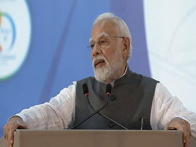 pm narendra modi says in vibrant gujarat global summit former central governmen negligence foreign investor | व्हायब्रंट गुजरातमध्ये नरेंद्र मोदी म्हणाले, "तेव्हा विदेशी गुंतवणूकदारांना दिली जात होती धमकी" pm narendra modi says in vibrant gujarat global summit former central governmen negligence foreign investor | व्हायब्रंट गुजरातमध्ये नरेंद्र मोदी म्हणाले, "तेव्हा विदेशी गुंतवणूकदारांना दिली जात होती धमकी"