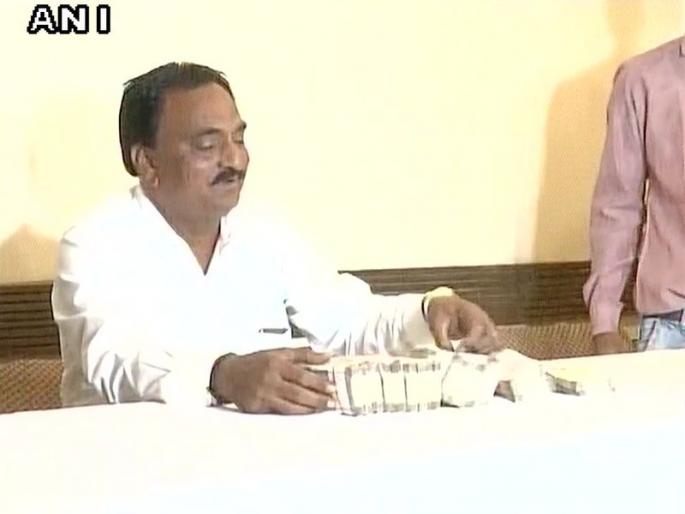 narendra patel presents audio clip as proof on bjp offer | भाजपा प्रवेशासाठी पाटीदार नेत्याला 1 कोटींची ऑफर : नरेंद्र पटेल यांनी पुरावा म्हणून जारी केली ऑडिओ क्लिप narendra patel presents audio clip as proof on bjp offer | भाजपा प्रवेशासाठी पाटीदार नेत्याला 1 कोटींची ऑफर : नरेंद्र पटेल यांनी पुरावा म्हणून जारी केली ऑडिओ क्लिप