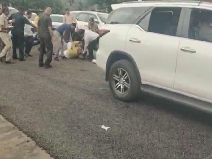 Attempting to get into the vehicle of the Chief Minister Devendra Fadnavis's convoy; Narendra Patil falls down, injured | मुख्यमंत्र्यांच्या ताफ्यातील गाडीत बसण्याचा प्रयत्न; चालकाने पुढे नेली, नरेंद्र पाटील खाली पडले, दुखापत Attempting to get into the vehicle of the Chief Minister Devendra Fadnavis's convoy; Narendra Patil falls down, injured | मुख्यमंत्र्यांच्या ताफ्यातील गाडीत बसण्याचा प्रयत्न; चालकाने पुढे नेली, नरेंद्र पाटील खाली पडले, दुखापत