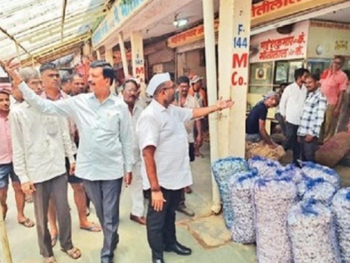 Onion-potato market water starts as soon as Mathadi hits | माथाडींनी धडक देताच कांदा-बटाटा मार्केटचे पाणी सुरू; कामगार समाधानी 