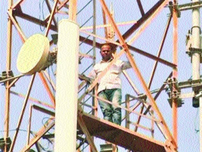 Movement of Dharma Bala's son towers and movement | धर्मा पाटलांच्या मुलाचे टॉवरवर चढून आंदोलन Movement of Dharma Bala's son towers and movement | धर्मा पाटलांच्या मुलाचे टॉवरवर चढून आंदोलन