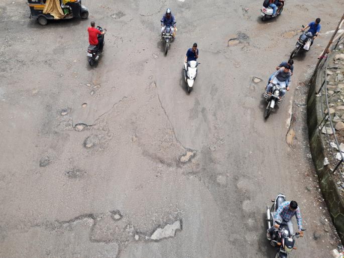 the condition of roads in pune city is very bad | Pune City: 'रस्त्यात खड्डा की खड्ड्यात रस्ता', ये-जा करताना पुणेकरांच्या पाेटात खड्डा the condition of roads in pune city is very bad | Pune City: 'रस्त्यात खड्डा की खड्ड्यात रस्ता', ये-जा करताना पुणेकरांच्या पाेटात खड्डा