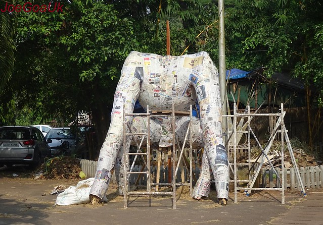 rush of youth to make narakasur preparations are underway to erect image across the state including panaji | नरकासूर प्रतिमा बनविण्यासाठी युवकांची लगबग; पणजीसह राज्यभरात प्रतिमा उभारण्याची तयारी सुरु  rush of youth to make narakasur preparations are underway to erect image across the state including panaji | नरकासूर प्रतिमा बनविण्यासाठी युवकांची लगबग; पणजीसह राज्यभरात प्रतिमा उभारण्याची तयारी सुरु