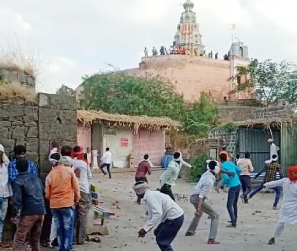 The storm started with the permission of Puja I | पुजाºयांनी परवानगी देताच सुरू झाली तुफान दगडफेक The storm started with the permission of Puja I | पुजाºयांनी परवानगी देताच सुरू झाली तुफान दगडफेक