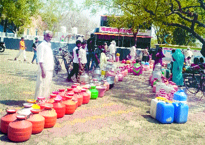 Waiting for three hours for a swimmer | एक घागर पाण्यासाठी तीन तासांची प्रतीक्षा