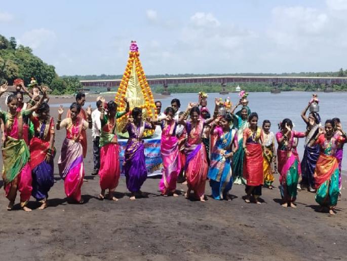 Narali Poornima is celebrated with enthusiasm in coastal areas of Ratnagiri district | बा समुंदरा.. शांत हो; रत्नागिरीत नारळी पौर्णिमा उत्साहात Narali Poornima is celebrated with enthusiasm in coastal areas of Ratnagiri district | बा समुंदरा.. शांत हो; रत्नागिरीत नारळी पौर्णिमा उत्साहात