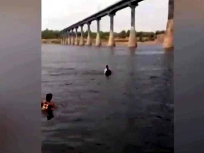 woman jumped in narmada river in front of her husband mother in law and child | माहेरी जाताना नवऱ्याला बाईक थांबवायला सांगितली, सासू अन् मुलीसमोर नदीत उडी घेतली; अन्... woman jumped in narmada river in front of her husband mother in law and child | माहेरी जाताना नवऱ्याला बाईक थांबवायला सांगितली, सासू अन् मुलीसमोर नदीत उडी घेतली; अन्...