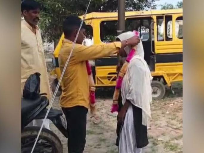 rampur aunt marries nephew in police station husband alleges affair | घरातच सूत जुळलं! काकीचा जडला पुतण्यावर जीव, ३ वर्षांपासून प्रेम; पोलीस ठाण्यातच केलं लग्न rampur aunt marries nephew in police station husband alleges affair | घरातच सूत जुळलं! काकीचा जडला पुतण्यावर जीव, ३ वर्षांपासून प्रेम; पोलीस ठाण्यातच केलं लग्न