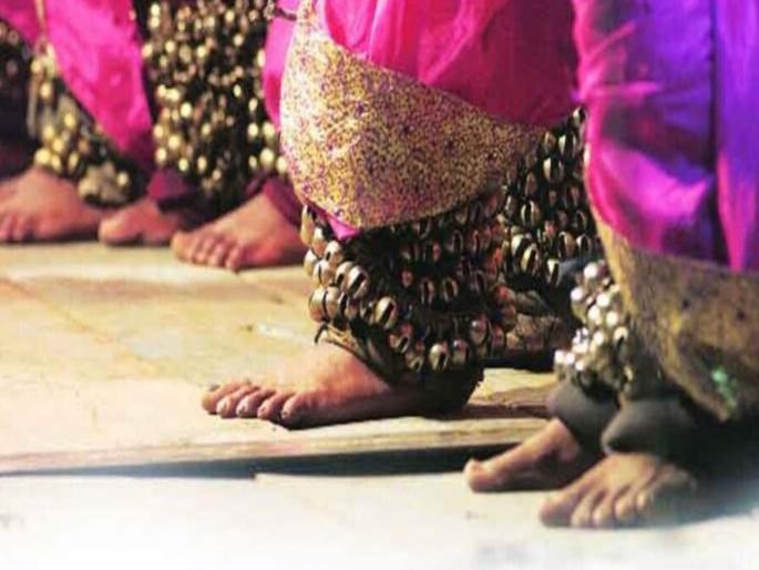 Meeting with a dancer and dancing; Robbery in a neighboring house to waste money, incident in Pune | नर्तकीसोबत बैठक अन् नाचगाण्याचा छंद; पैसे उधळण्यासाठी शेजारच्या घरात चोरी, पुण्यातील घटना