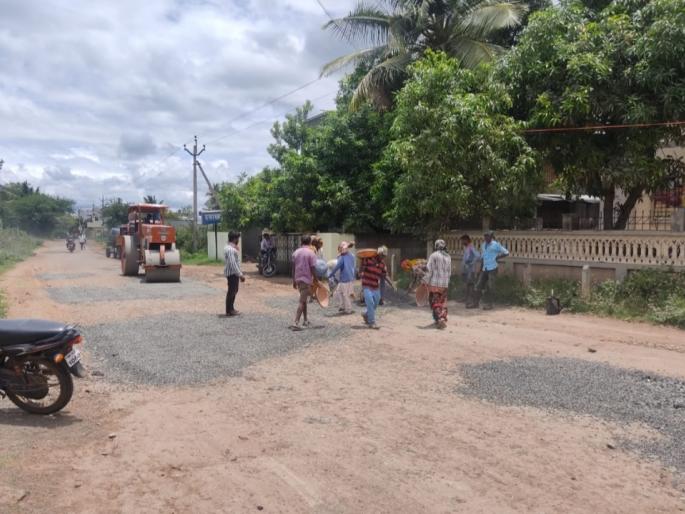 Mahisal-Narwad road punchwork started, Lokmat hit | म्हैसाळ -नरवाड रस्ता पँचवर्क काम सुरू, लोकमतचा दणका Mahisal-Narwad road punchwork started, Lokmat hit | म्हैसाळ -नरवाड रस्ता पँचवर्क काम सुरू, लोकमतचा दणका