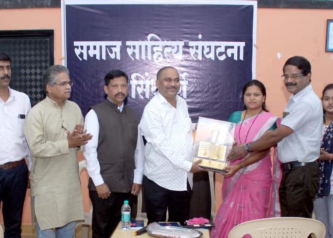 Narayan Surve Award to Kavita Shirke, a poet from Pune | पुण्याच्या कवयित्री कविता शिर्के यांना नारायण सुर्वे पुरस्कार Narayan Surve Award to Kavita Shirke, a poet from Pune | पुण्याच्या कवयित्री कविता शिर्के यांना नारायण सुर्वे पुरस्कार