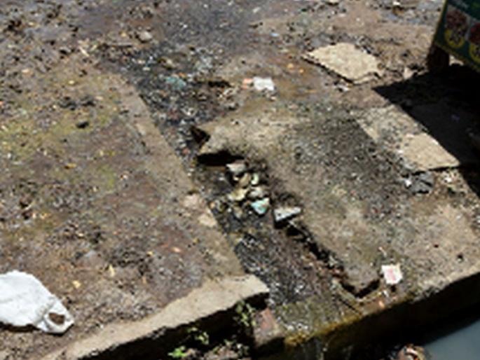 Thousands of liters of water wasted near Ramdev Baba Nagar | रामदेवबाबा नगरजवळ हजारो लीटर पाण्याची नासाडी Thousands of liters of water wasted near Ramdev Baba Nagar | रामदेवबाबा नगरजवळ हजारो लीटर पाण्याची नासाडी