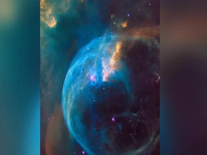 NASA shared a photo of a star stuck in a bubble in the galaxy, you will be amazed to see | NASA ने शेअर केला एका मोठ्या बुडबुड्यात अडकलेल्या ताऱ्याचा फोटो, पाहून तुम्हीही व्हाल चकीत...