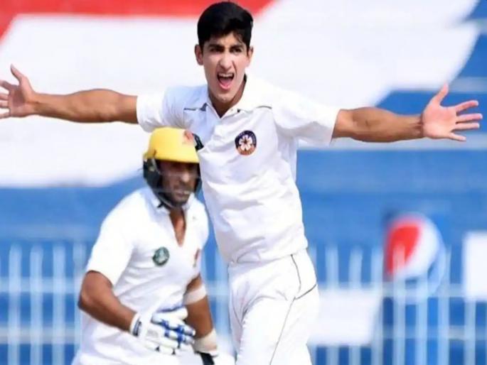 16-year-old Naseem Shah bowled his first over for Pakistan, He decided to stay with the test team even after the demise of his mother a couple of days back | आईचं निधन होऊनही राष्ट्र कर्तव्यासाठी तो संघासोबत राहिला, अन्...