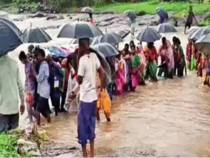 Due to lack of a bridge in village even a dead body has to suffer The funeral procession through the riverbed villagers exhausted | पुलाअभावी मृतदेहालाही सोसाव्या लागताहेत यातना; नदीपात्रातून अंत्ययात्रा, ग्रामस्थांची दमछाक Due to lack of a bridge in village even a dead body has to suffer The funeral procession through the riverbed villagers exhausted | पुलाअभावी मृतदेहालाही सोसाव्या लागताहेत यातना; नदीपात्रातून अंत्ययात्रा, ग्रामस्थांची दमछाक