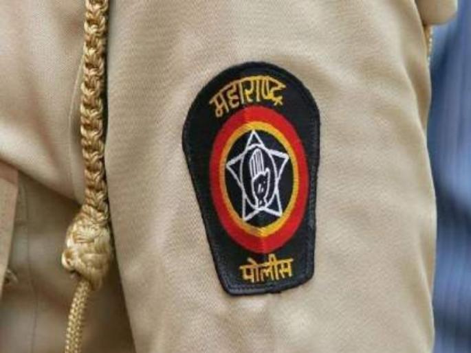 the police pulled the gold chain of the female tehsildar in Nashik, | नाशिकमध्ये चक्क पोलिसानेच खेचली महिला तहसीलदाराची सोनसाखळी the police pulled the gold chain of the female tehsildar in Nashik, | नाशिकमध्ये चक्क पोलिसानेच खेचली महिला तहसीलदाराची सोनसाखळी