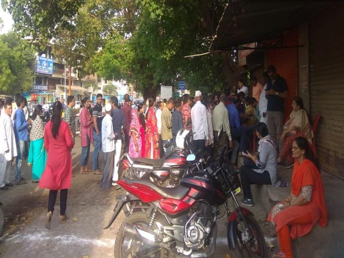 Lok Sabha Election 2019: Voting under way on 17 seats in Maharashtra | Lok Sabha Election 2019 : नाशिकमध्ये मतदारांचा उत्साह; मतदार चिठ्ठी व याद्यांमध्ये घोळ Lok Sabha Election 2019: Voting under way on 17 seats in Maharashtra | Lok Sabha Election 2019 : नाशिकमध्ये मतदारांचा उत्साह; मतदार चिठ्ठी व याद्यांमध्ये घोळ
