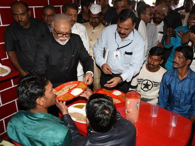 Chhagan Bhujbal was inaugurated by Shiv Bhoj Kendra in Nashik | छगन भुजबळ यांनी स्वहस्ते केले शिवभोजन थाळीचे वाटप Chhagan Bhujbal was inaugurated by Shiv Bhoj Kendra in Nashik | छगन भुजबळ यांनी स्वहस्ते केले शिवभोजन थाळीचे वाटप