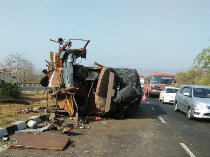 Accident Mumbai Nashik highway three killed and two injured | मुंबई-नाशिक महामार्गावर भीषण अपघात, तिघांचा मृत्यू तर दोन जण जखमी Accident Mumbai Nashik highway three killed and two injured | मुंबई-नाशिक महामार्गावर भीषण अपघात, तिघांचा मृत्यू तर दोन जण जखमी