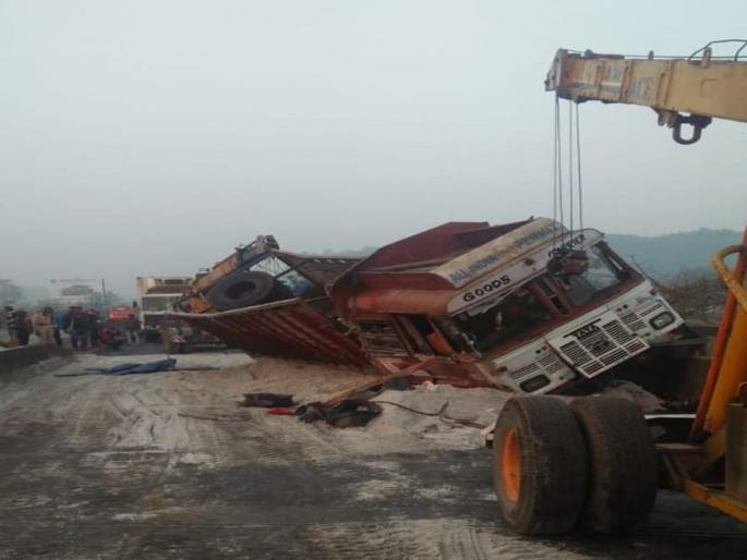 traffic jam due to accident on mumbai nashik highway | मुंबई-नाशिक महामार्गावर कंटेनर उलटला, वाहतूक ठप्प traffic jam due to accident on mumbai nashik highway | मुंबई-नाशिक महामार्गावर कंटेनर उलटला, वाहतूक ठप्प