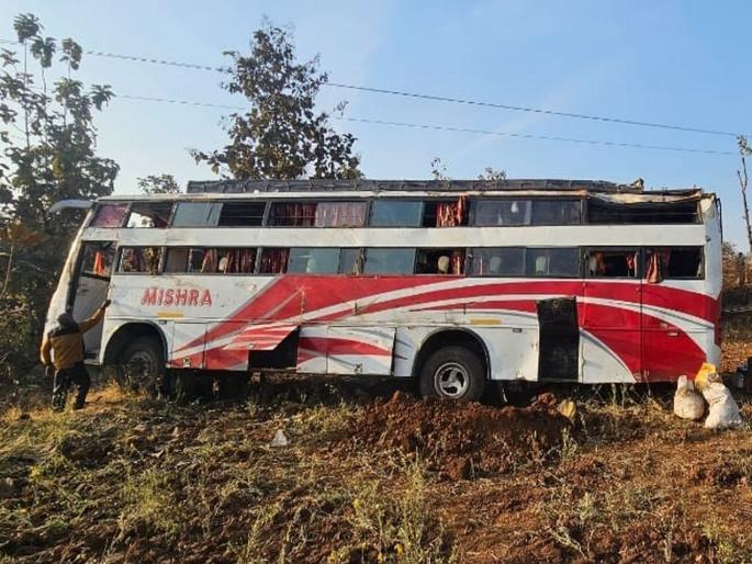 Bus carrying pilgrims from Madhya Pradesh meets with accident in Nashik, one killed, 23 injured | मध्य प्रदेशातील यात्रेकरूंच्या बसला नाशिकमध्ये अपघात, एक ठार, २३ जखमी