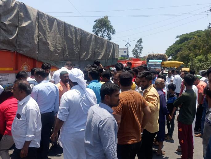 woman biker was killed on the spot after being crushed by a truck in nashik | ट्रकने चिराडल्याने दुचाकीस्वार महिला जागीच ठार woman biker was killed on the spot after being crushed by a truck in nashik | ट्रकने चिराडल्याने दुचाकीस्वार महिला जागीच ठार