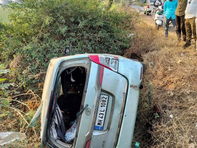 three bulls were killed after the animal transport vehicle overturned | जनावरांची वाहतूक करणारे वाहन उलटून तीन बैल ठार three bulls were killed after the animal transport vehicle overturned | जनावरांची वाहतूक करणारे वाहन उलटून तीन बैल ठार