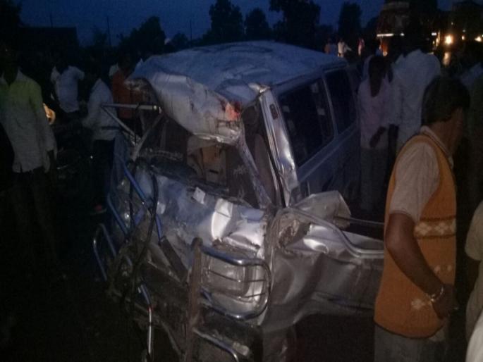 10 dead in road accident on Yeola-Manmad road | येवला-मनमाड रस्त्यावर अपघातात 10 जणांचा मृत्यू, साखरपुड्याहून परतताना काळाचा घाला 10 dead in road accident on Yeola-Manmad road | येवला-मनमाड रस्त्यावर अपघातात 10 जणांचा मृत्यू, साखरपुड्याहून परतताना काळाचा घाला