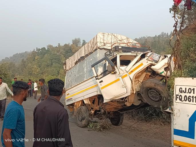 brake failed and the pickup plunged into a 100 feet deep ravine | ब्रेक फेल झाल्याने पिकअप १०० फूट खोल दरीमध्ये कोसळली brake failed and the pickup plunged into a 100 feet deep ravine | ब्रेक फेल झाल्याने पिकअप १०० फूट खोल दरीमध्ये कोसळली