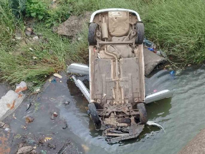 Susat Kar river by breaching bridge in Nashik; One youth killed, two injured | नाशिकमध्ये पूलाचे कठडे तोडून सुसाट कार नदीत; एक युवक ठार, दोघे जखमी Susat Kar river by breaching bridge in Nashik; One youth killed, two injured | नाशिकमध्ये पूलाचे कठडे तोडून सुसाट कार नदीत; एक युवक ठार, दोघे जखमी