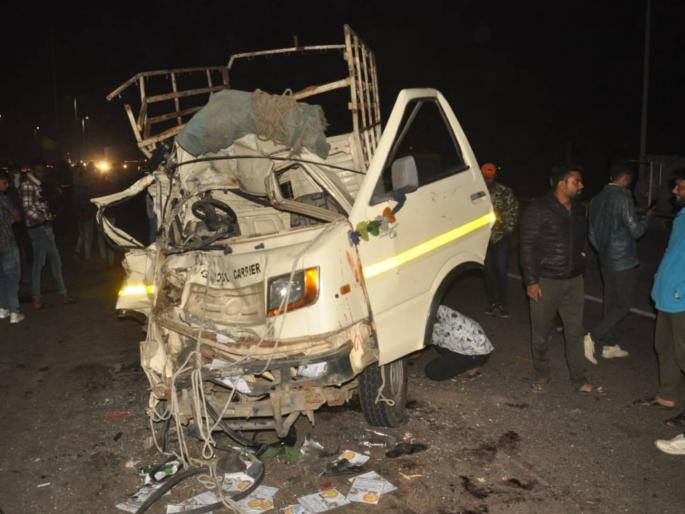 Terrible accident in Nashik, Eicher truck hit by jeep from behind; Four people died | सळ्यांच्या ट्रकवर टेम्पो आदळला; बापलेकासह पाच ठार, १३ जखमी Terrible accident in Nashik, Eicher truck hit by jeep from behind; Four people died | सळ्यांच्या ट्रकवर टेम्पो आदळला; बापलेकासह पाच ठार, १३ जखमी
