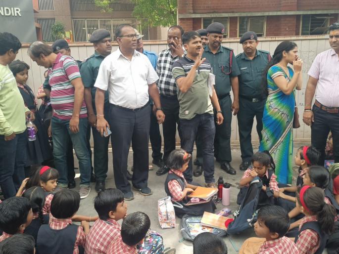 in nashik five hundred children protest outside the school while the entrance festival was in full swing in the schools of the state | राज्यातील शाळांमध्ये प्रवेशोत्सव उत्साहात असताना नाशिकमध्ये पाचशे बालकांचे शाळे बाहेर आंदोलन in nashik five hundred children protest outside the school while the entrance festival was in full swing in the schools of the state | राज्यातील शाळांमध्ये प्रवेशोत्सव उत्साहात असताना नाशिकमध्ये पाचशे बालकांचे शाळे बाहेर आंदोलन