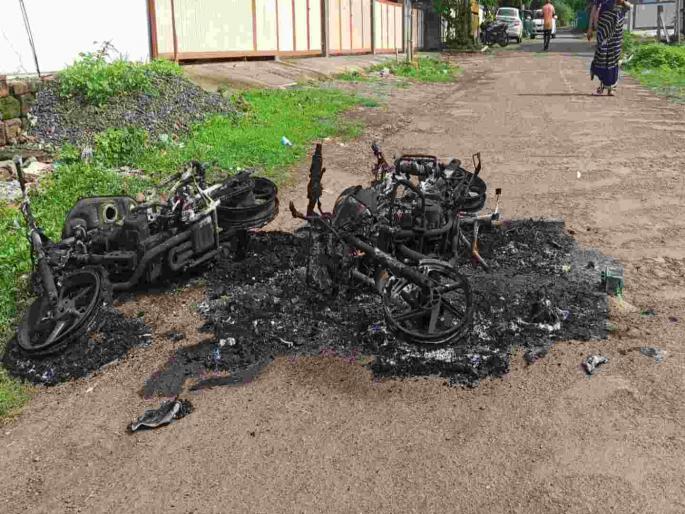 Nashik bikes of criminal brothers were brought to Chowk and set on fire | नाशिकमध्ये सराईत गुन्हेगार भावांच्या दुचाकी भर चौकात आणून पेटविल्या Nashik bikes of criminal brothers were brought to Chowk and set on fire | नाशिकमध्ये सराईत गुन्हेगार भावांच्या दुचाकी भर चौकात आणून पेटविल्या