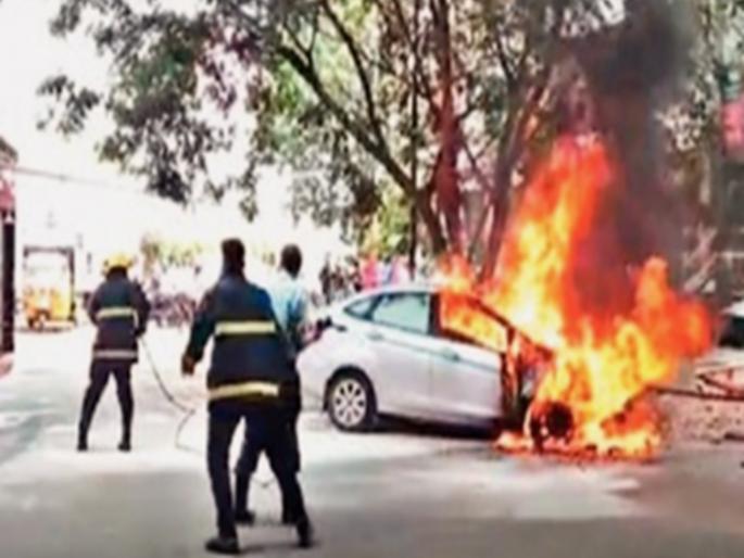 Husband and wife escape from burning car | पेटलेल्या धावत्या कारमधील पती-पत्नी बचावले; ओव्हरटेक करणारा वाहनचालक ठरला देवदूत