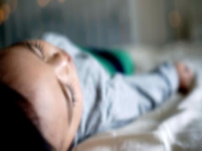 Unfortunate death of splinter due to hot water falling on the body | अंगावर गरम पाणी पडल्याने चिमुकल्याचा दुर्दैवी मृत्यू Unfortunate death of splinter due to hot water falling on the body | अंगावर गरम पाणी पडल्याने चिमुकल्याचा दुर्दैवी मृत्यू