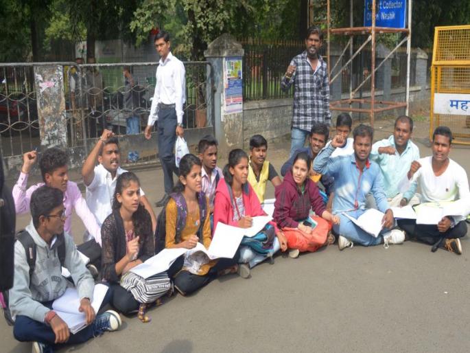 Movement against the decision of the closure of 1300 schools of the School, Education Department on the student-filled street | छात्रभारतीने भरविली रस्त्यावर शाळा, शिक्षण विभागाच्या 1300 शाळा बंद करण्याच्या निर्णयाविरोधात आंदोलन Movement against the decision of the closure of 1300 schools of the School, Education Department on the student-filled street | छात्रभारतीने भरविली रस्त्यावर शाळा, शिक्षण विभागाच्या 1300 शाळा बंद करण्याच्या निर्णयाविरोधात आंदोलन