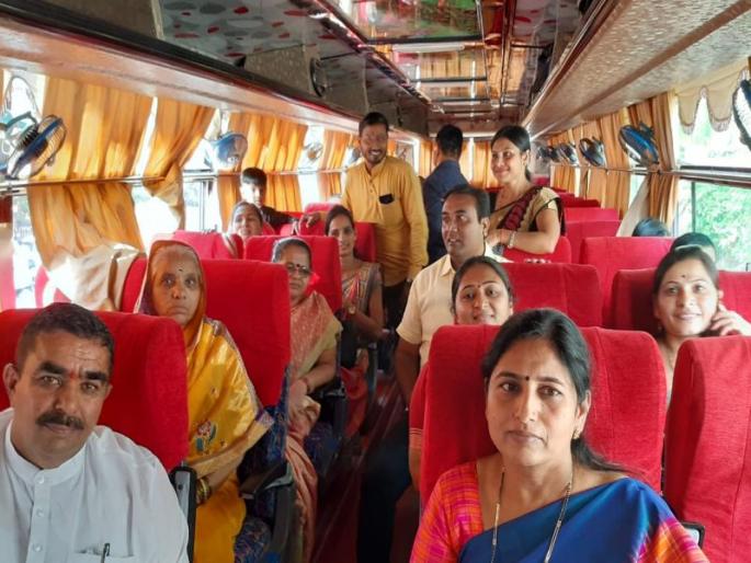 BJP corporators leave for a tour in fear of mayhem in Mayor elections | महापौर निवडणुकीत फाटाफूट होण्याची भीती, भाजपाचे नगरसेवक सहलीसाठी रवाना BJP corporators leave for a tour in fear of mayhem in Mayor elections | महापौर निवडणुकीत फाटाफूट होण्याची भीती, भाजपाचे नगरसेवक सहलीसाठी रवाना