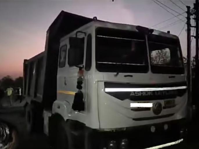 Nashik: Attempt to crush board officials under dumper; Thrilling incident in Nashik | Nashik: मंडळ अधिकाऱ्यांनाच डम्परखाली चिरडून मारण्याचा प्रयत्न; नाशिकमध्ये थरारक घटना Nashik: Attempt to crush board officials under dumper; Thrilling incident in Nashik | Nashik: मंडळ अधिकाऱ्यांनाच डम्परखाली चिरडून मारण्याचा प्रयत्न; नाशिकमध्ये थरारक घटना