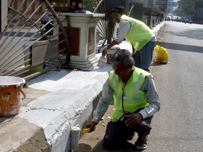 dividers were painted, the soil was lifted and the roads became shiny | ..दुभाजक रंगले, माती उचलली अन रस्ते झाले चकाचक; पीएम नरेंद्र मोदी नाशिकला दौऱ्यावर येणार dividers were painted, the soil was lifted and the roads became shiny | ..दुभाजक रंगले, माती उचलली अन रस्ते झाले चकाचक; पीएम नरेंद्र मोदी नाशिकला दौऱ्यावर येणार