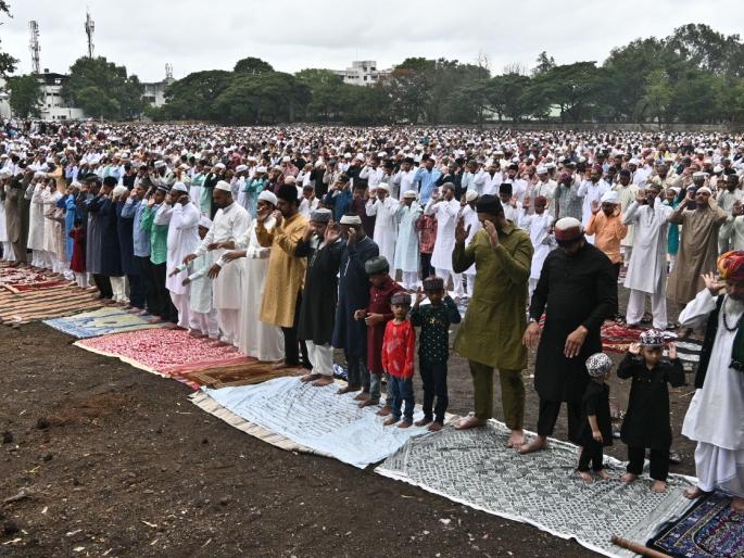 shah jahan of nashik pray for unity in the Idgah offer eid namaz in light showers | नाशिकच्या शहाजहाँनी इदगाहमध्ये एकात्मतेसाठी 'दुवा'; हलक्या सरींच्या वर्षावात ईद ची नमाज अदा shah jahan of nashik pray for unity in the Idgah offer eid namaz in light showers | नाशिकच्या शहाजहाँनी इदगाहमध्ये एकात्मतेसाठी 'दुवा'; हलक्या सरींच्या वर्षावात ईद ची नमाज अदा