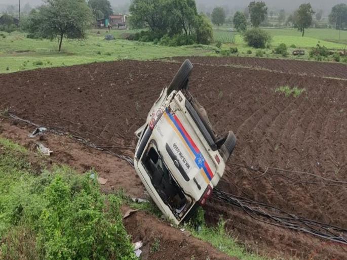 Shocking Exsize squad car blown up during Cinestyle chase One killed three injured | धक्कादायक! सिनेस्टाइल पाठलाग करताना 'एक्ससाइझ' पथकाच्या वाहनाला उडविले; एक ठार, तिघे जखमी Shocking Exsize squad car blown up during Cinestyle chase One killed three injured | धक्कादायक! सिनेस्टाइल पाठलाग करताना 'एक्ससाइझ' पथकाच्या वाहनाला उडविले; एक ठार, तिघे जखमी