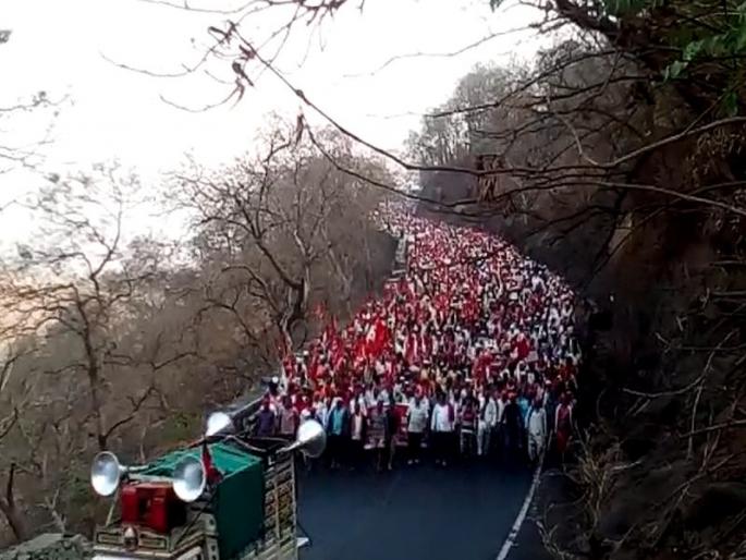 Nashik farmers long march | नाशिकहून शेकडो शेतक-यांचा लाँग मार्च धडकणार मुंबईत Nashik farmers long march | नाशिकहून शेकडो शेतक-यांचा लाँग मार्च धडकणार मुंबईत
