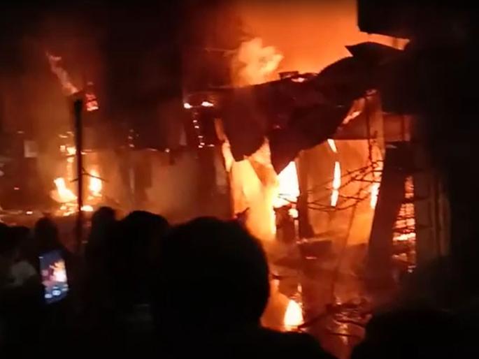 in nashiks pimpalgaon 16 shops gutted in fire kkg | नाशिकमध्ये भीषण आग; १६ दुकानं जळून खाक झाल्यानं मोठं नुकसान in nashiks pimpalgaon 16 shops gutted in fire kkg | नाशिकमध्ये भीषण आग; १६ दुकानं जळून खाक झाल्यानं मोठं नुकसान