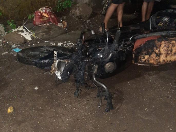 5 two wheelers burnt to ashes in nashik incident near gurudwara | नाशकात पाच दुचाकी जळून खाक; गुरुद्वारा जवळील घटना 5 two wheelers burnt to ashes in nashik incident near gurudwara | नाशकात पाच दुचाकी जळून खाक; गुरुद्वारा जवळील घटना