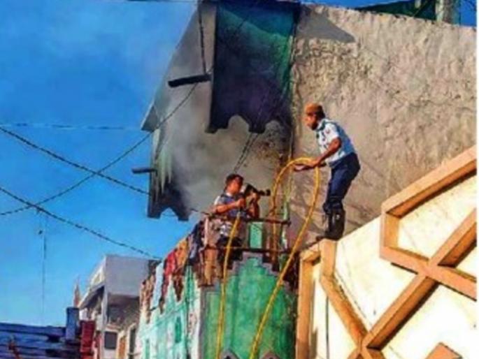 My son set the house on fire Mothers sensational claim complaint filed with the police | माझ्या मुलानेच लावली घराला आग; आईचा खळबळजनक दावा, पोलिसांकडे दिली तक्रार! My son set the house on fire Mothers sensational claim complaint filed with the police | माझ्या मुलानेच लावली घराला आग; आईचा खळबळजनक दावा, पोलिसांकडे दिली तक्रार!